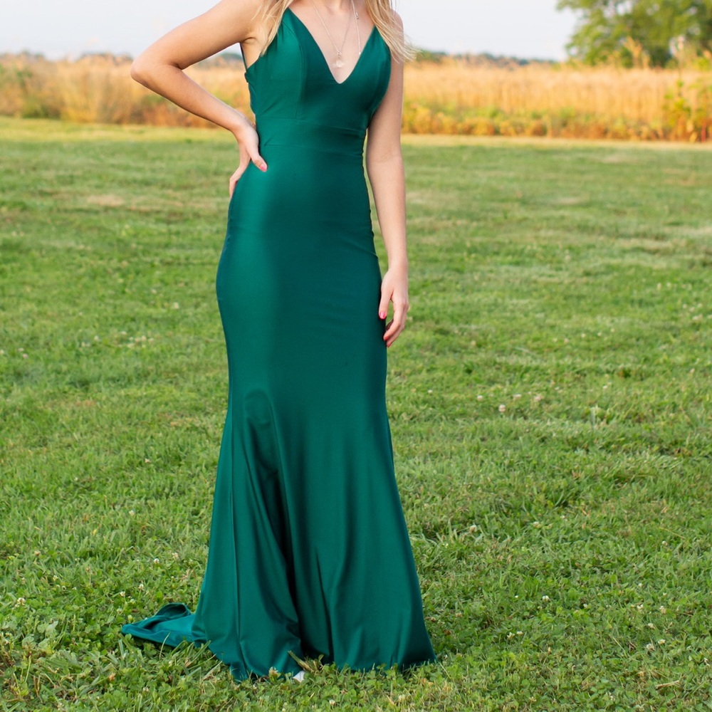 emerald green fitted prom dress